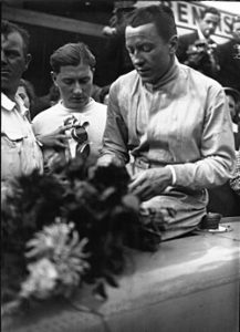 Jean Pierre Wimille è nato a Parigi, il 1908. E fin da piccolo grazie a padre, Auguste Wimille, che era corrispondente automobilistico per il Petit Paris ienquotidiano e successivamente  del New York Herald sotto la direzione di James Gordon Bennett.