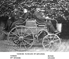 Panhard, Levassor e il loro pilota Émile Mayade, nel 1892.